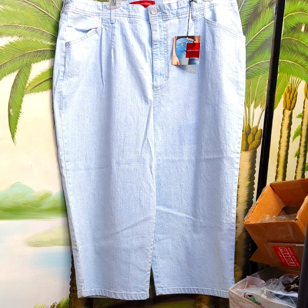# 24 - NWT Gloria Vanderbilt Light Blue Denim Capri Jeans Size 18W